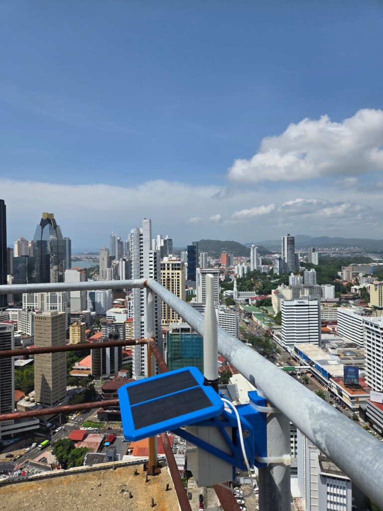 Instalación real de un nodo repetidor solar en la azotea de un edificio en Ciudad de Panamá